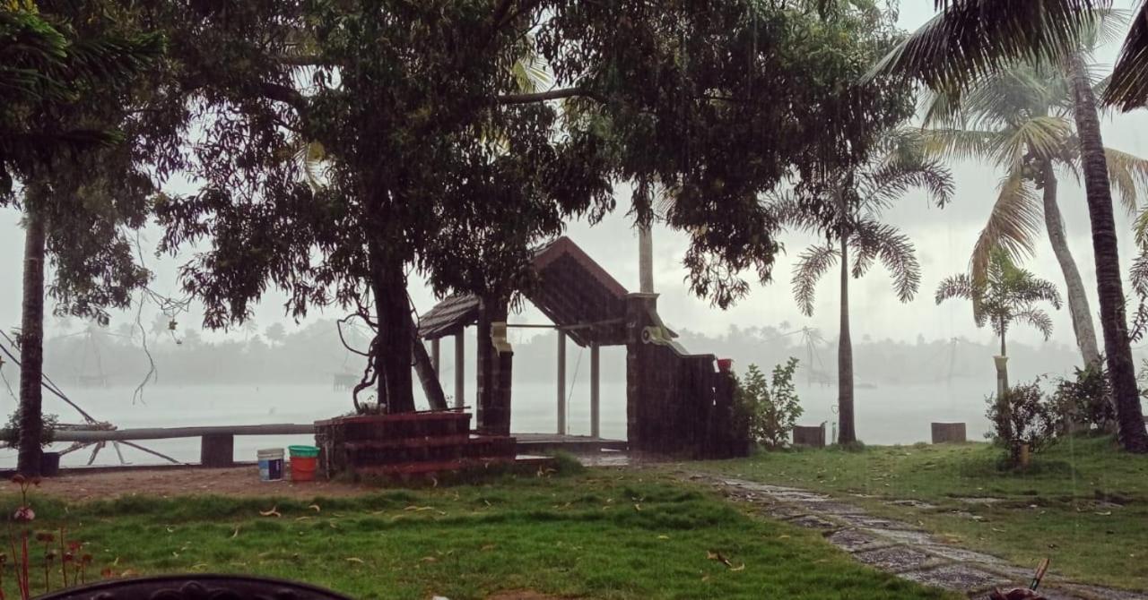 Ambadi'S Villa -Lake View Resort Pallipuram Esterno foto