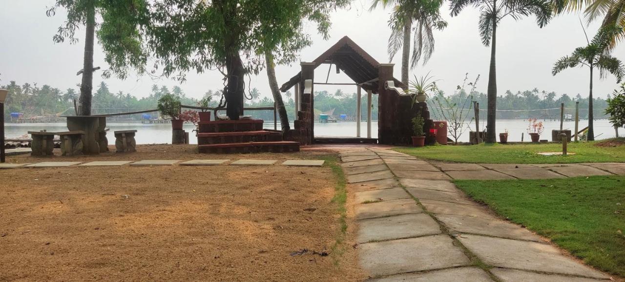 Ambadi'S Villa -Lake View Resort Pallipuram Esterno foto