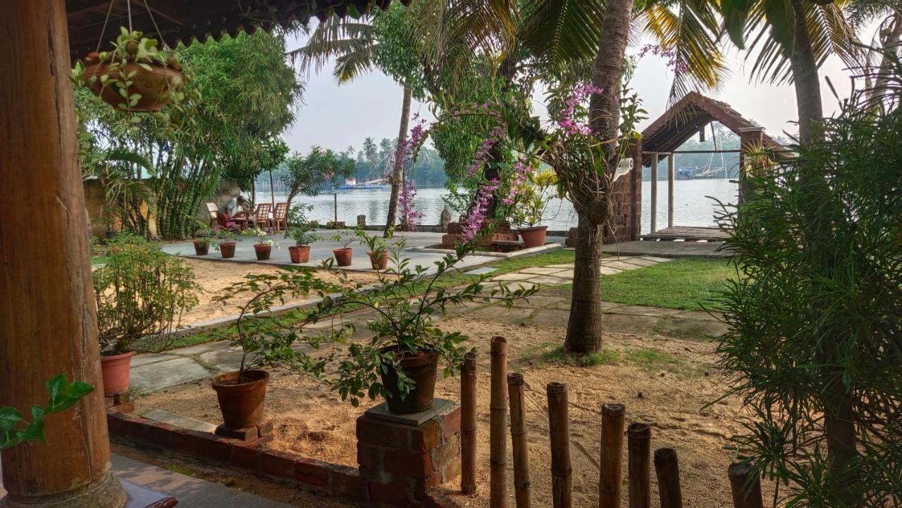 Ambadi'S Villa -Lake View Resort Pallipuram Esterno foto