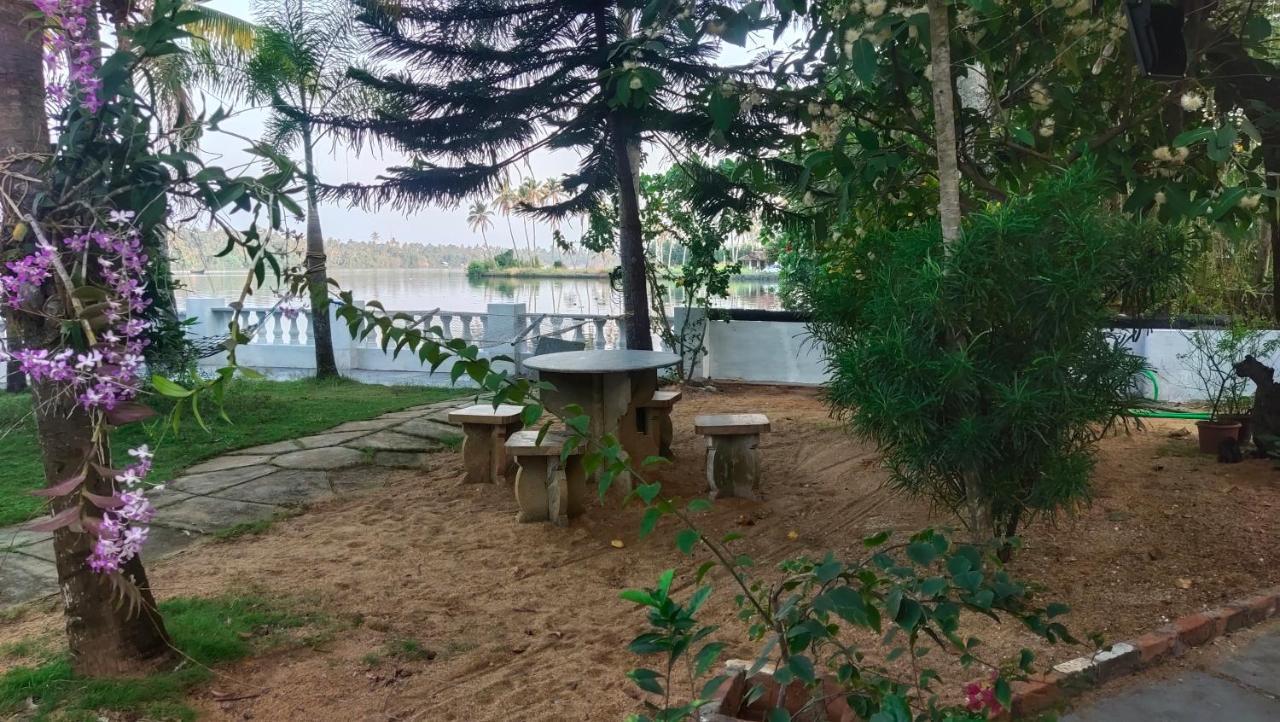 Ambadi'S Villa -Lake View Resort Pallipuram Esterno foto