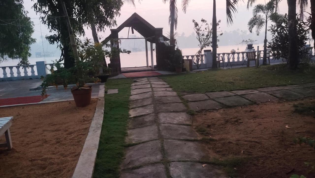 Ambadi'S Villa -Lake View Resort Pallipuram Esterno foto
