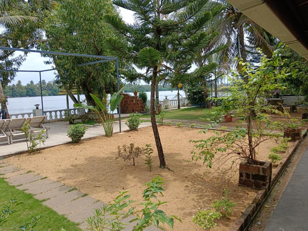 Ambadi'S Villa -Lake View Resort Pallipuram Esterno foto